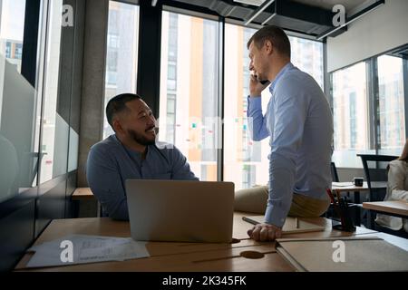 Employé de l'entreprise et son collègue en milieu de travail Banque D'Images