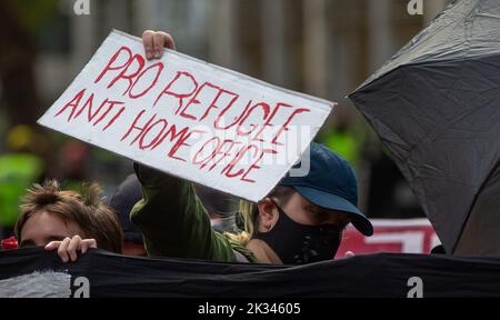 Londres, Angleterre, Royaume-Uni. 24th septembre 2022. Les militants de l'ANTIFA manifestent en faveur des réfugiés à l'extérieur du siège social du Royaume-Uni. (Image de crédit : © Tayfun Salci/ZUMA Press Wire) Banque D'Images