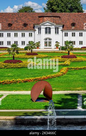 Bibliothèque-orangerie, palmiers, cannelle (Solenostemo) et zinnies (Zinnia), Hofgarten, Kempten, Bavière, Allemagne Banque D'Images