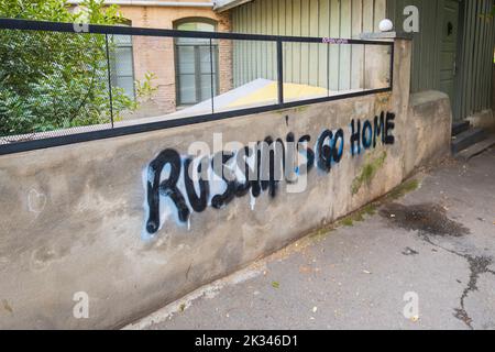 Tbilissi, Géorgie - septembre 2022 : slogan ou panneau anti-russe dans la rue du centre-ville de Tbilissi, Géorgie. Le sentiment anti-russe est un graffiti en Géorgie Banque D'Images