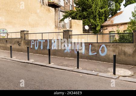 Tbilissi, Géorgie - septembre 2022 : slogan ou signe anti-Poutine dans la rue du centre-ville de Tbilissi, Géorgie. Le sentiment anti-Poutine est graffiti en Géorgie Banque D'Images