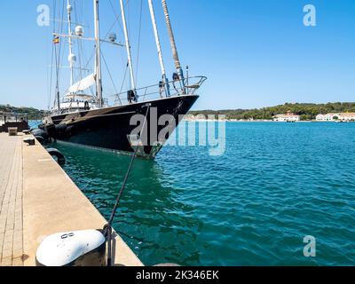 Port de Mao, Yacht à voile, Mahon, Minorque, Iles Baléares, Espagne Banque D'Images