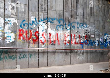 Tbilissi, Géorgie - septembre 2022 : slogan ou panneau anti-russe dans la rue du centre-ville de Tbilissi, Géorgie. Le sentiment anti-russe est un graffiti en Géorgie Banque D'Images