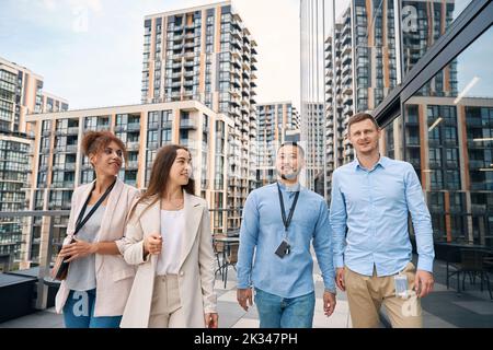 Les employés d'entreprise se promenant à l'extérieur pendant la pause déjeuner Banque D'Images