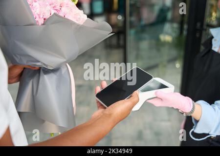 Paiement d'un bouquet de fleurs par le terminal Banque D'Images