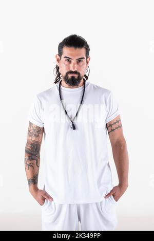 Portrait d'un homme vêtu de vêtements de yoga blancs sur fond blanc tout en regardant l'appareil photo. Prise de vue en studio Banque D'Images