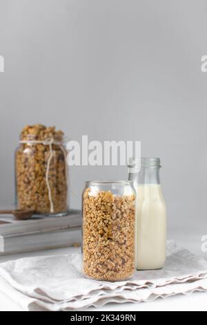 Granola dans un verre en forme de CAN, granola au miel grillé dans une tasse en verre de CAN, avoine et noix, granola au miel grillé Banque D'Images