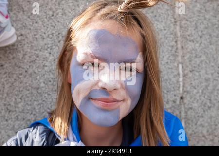 Glasgow, Écosse, Royaume-Uni. 24th septembre 2022. Jeune fan de football écossais à George Square avant le match de la Ligue des Nations avec l'Irlande à Hampden Park. Credit: SKULLY/Alay Live News Banque D'Images