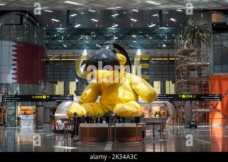 Sculpture Lamp Bear par pêcheur urs, zone hors taxes, aéroport international de Hamad, Doha, Qatar, Qatar Banque D'Images