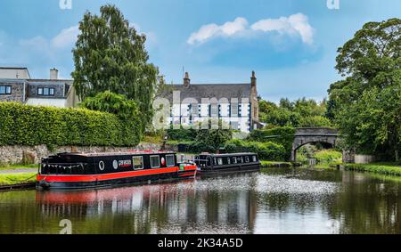 Péniche ou bateaux à canal étroit amarrés à Ratho, Union Canal, Écosse, Royaume-Uni Banque D'Images