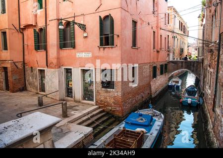 Canaux idylliques avec bateaux, entre maisons résidentielles, Venise, Vénétie, Italie Banque D'Images
