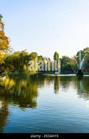 Paysage vert vif près du lac dans le jardin de Cismigiu (Gradina Cismigiu), un parc public dans le centre-ville de Bucarest Banque D'Images