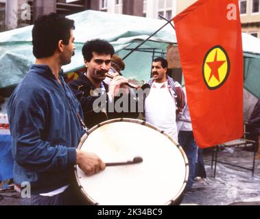 Région de Ruhr. La Ruhr 90th Mars de Pâques le 16. 4. 1990 à Dortmund. Kurdes avec drapeau PKK Banque D'Images