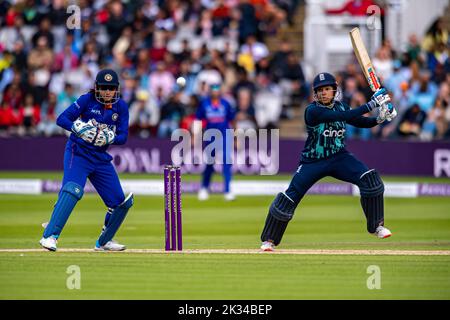 LONDRES, ROYAUME-UNI. 24th septembre 2022. Sophia Dunkley d'Angleterre (à droite) et Yastika Bhatia d'Inde (à gauche) pendant l'Angleterre femmes contre l'Inde 3rd Royal London ODI au terrain de cricket du Seigneur samedi, 24 septembre 2022 à LONDRES, ANGLETERRE. Credit: Taka G Wu/Alay Live News Banque D'Images