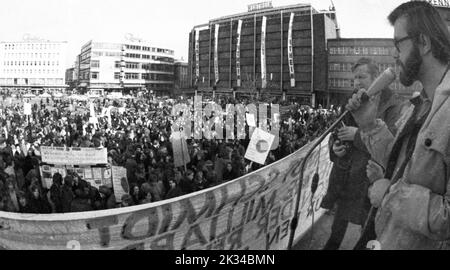 Environ 5000 personnes, pour la plupart des élèves et des étudiants, sont venues à Essen le 5 février 1972 pour manifester contre l'augmentation des tarifs. Une grande police Banque D'Images