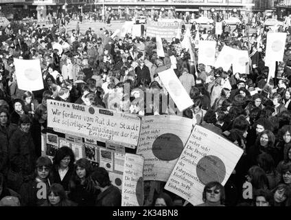 Environ 5000 personnes, pour la plupart des élèves et des étudiants, sont venues à Essen le 5 février 1972 pour manifester contre l'augmentation des tarifs. Une grande police Banque D'Images