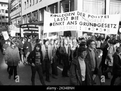 Environ 5000 personnes, pour la plupart des élèves et des étudiants, sont venues à Essen le 5 février 1972 pour manifester contre l'augmentation des tarifs. Une grande police Banque D'Images