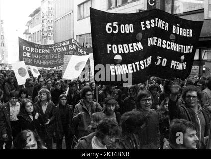 Environ 5000 personnes, pour la plupart des élèves et des étudiants, sont venues à Essen le 5 février 1972 pour manifester contre l'augmentation des tarifs. Une grande police Banque D'Images