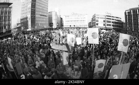 Environ 5000 personnes, pour la plupart des élèves et des étudiants, sont venues à Essen le 5 février 1972 pour manifester contre l'augmentation des tarifs. Une grande police Banque D'Images