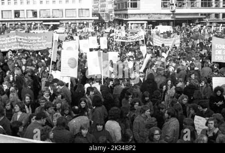 Environ 5000 personnes, pour la plupart des élèves et des étudiants, sont venues à Essen le 5 février 1972 pour manifester contre l'augmentation des tarifs. Une grande police Banque D'Images