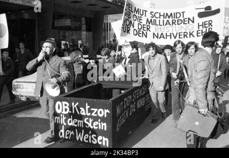 Environ 5000 personnes, pour la plupart des élèves et des étudiants, sont venues à Essen le 5 février 1972 pour manifester contre l'augmentation des tarifs. Une grande police Banque D'Images