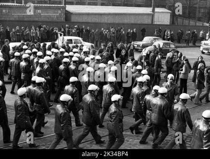 Environ 5000 personnes, pour la plupart des élèves et des étudiants, sont venues à Essen le 5 février 1972 pour manifester contre l'augmentation des tarifs. Une grande police Banque D'Images