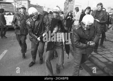 Environ 5000 personnes, pour la plupart des élèves et des étudiants, sont venues à Essen le 5 février 1972 pour manifester contre l'augmentation des tarifs. Une grande police Banque D'Images