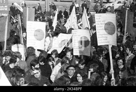 Environ 5000 personnes, pour la plupart des élèves et des étudiants, sont venues à Essen le 5 février 1972 pour manifester contre l'augmentation des tarifs. Une grande police Banque D'Images