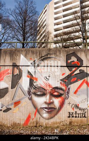 Graffiti visage de femme, texte: Facile à l'esprit, mur en face du bâtiment résidentiel, Munich, Bavière Banque D'Images