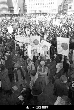 Environ 5000 personnes, pour la plupart des élèves et des étudiants, sont venues à Essen le 5 février 1972 pour manifester contre l'augmentation des tarifs. Une grande police Banque D'Images