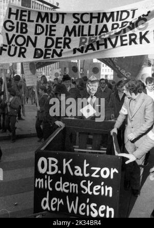 Environ 5000 personnes, pour la plupart des élèves et des étudiants, sont venues à Essen le 5 février 1972 pour manifester contre l'augmentation des tarifs. Une grande police Banque D'Images