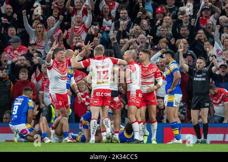 Konrad Hurrell #23 de St Helens fête son essai et fait le score 16-6 lors du match de finale de la Super League 25th de Betfred St Helens vs Leeds Rhinos à Old Trafford, Manchester, Royaume-Uni, 23rd septembre 2022 (photo de James Heaton/News Images) Banque D'Images