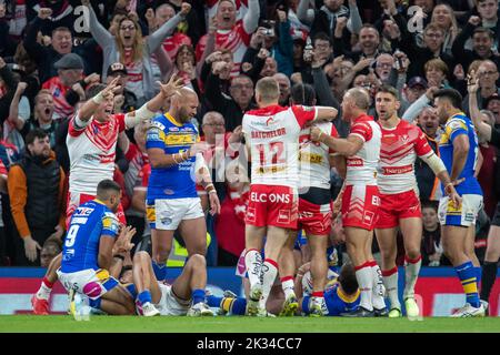 Konrad Hurrell #23 de St Helens fête son essai et fait le score 16-6 lors du match de finale de la Super League 25th de Betfred St Helens vs Leeds Rhinos à Old Trafford, Manchester, Royaume-Uni, 23rd septembre 2022 (photo de James Heaton/News Images) Banque D'Images