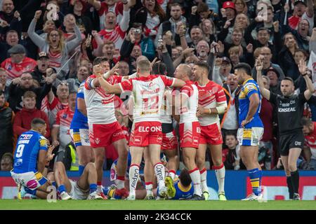 Konrad Hurrell #23 de St Helens fête son essai et fait le score 16-6 lors du match de finale de la Super League 25th de Betfred St Helens vs Leeds Rhinos à Old Trafford, Manchester, Royaume-Uni, 23rd septembre 2022 (photo de James Heaton/News Images) Banque D'Images