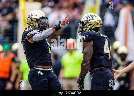 24 septembre 2022 : le linebacker du démon de la forêt Wake Ryan Stenda Jr. (5) célèbre après un deuxième quart de sac contre les Tigres Clemson lors du match de football de la NCAA au champ de truist à Winston-Salem, en Caroline du Nord. (Scott Kinser/CSM) Banque D'Images