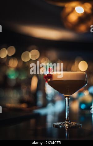 photo verticale d'un cocktail dans un bar à cocktails après qu'un barman l'ait préparé Banque D'Images