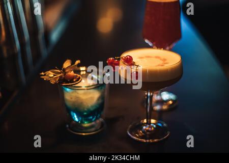 cocktails placés dans un bar moody sans barman Banque D'Images