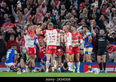 Manchester, Royaume-Uni. 23rd septembre 2022. Konrad Hurrell #23 de St Helens fête son essai et fait le score 16-6 lors du match de finale de la Super League 25th St Helens vs Leeds Rhinos à Old Trafford, Manchester, Royaume-Uni, 23rd septembre 2022 (photo de James Heaton/News Images) à Manchester, Royaume-Uni le 9/23/2022. (Photo de James Heaton/News Images/Sipa USA) crédit: SIPA USA/Alay Live News Banque D'Images