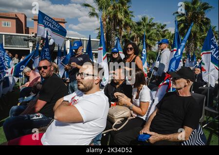 Naples, Italie. 23rd septembre 2022. Les partisans de Giorgia Meloni vu à l'événement. Giorgia Meloni, chef du parti nationaliste et conservateur de droite Frères d'Italie (Fratelli d'Italia, FDI) a tenu le rallye électoral concluant à Arenile, dans la circonscription de Bagnoli, à Naples, orientée vers la gauche. Crédit : SOPA Images Limited/Alamy Live News Banque D'Images