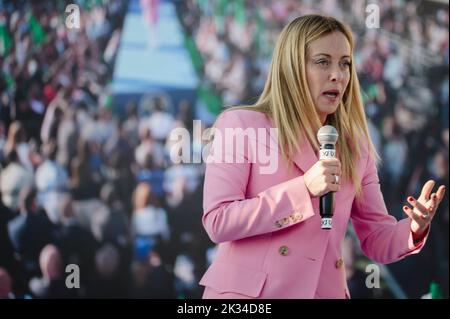 Naples, Italie. 23rd septembre 2022. Giorgia Meloni vu parler pendant la campagne. Giorgia Meloni, chef du parti nationaliste et conservateur de droite Frères d'Italie (Fratelli d'Italia, FDI) a tenu le rallye électoral concluant à Arenile, dans la circonscription de Bagnoli, à Naples, orientée vers la gauche. Crédit : SOPA Images Limited/Alamy Live News Banque D'Images