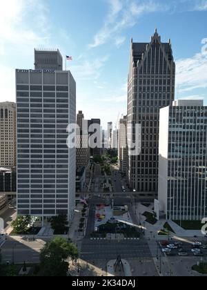 Vue de drone sur les tours du gratte-ciel de One Woodward Avenue dans le centre-ville de Detroit, Michigan, à la lumière du jour Banque D'Images