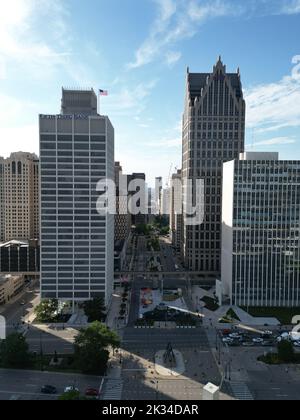 Vue de drone sur les tours du gratte-ciel de One Woodward Avenue dans le centre-ville de Detroit, Michigan, à la lumière du jour Banque D'Images