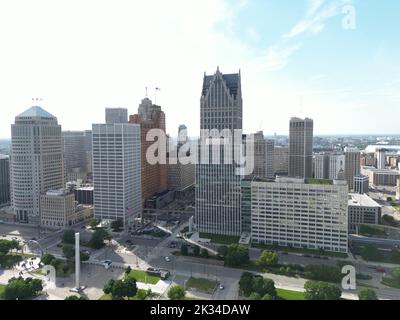 Vue de drone sur les tours gratte-ciel de Hart Plaza dans le centre-ville de Detroit, Michigan, à la lumière du jour Banque D'Images