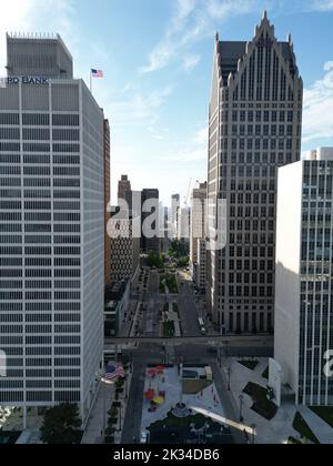 Vue de drone sur la tour du gratte-ciel de One Woodward Avenue dans le centre-ville de Detroit, Michigan, à la lumière du jour Banque D'Images