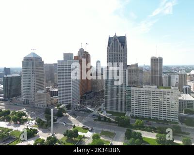 Vue de drone sur les tours gratte-ciel de Hart Plaza dans le centre-ville de Detroit, Michigan, à la lumière du jour Banque D'Images