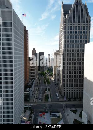 Vue de drone sur les tours du gratte-ciel de Woodward Avenue dans le centre-ville de Detroit, Michigan, à la lumière du jour Banque D'Images
