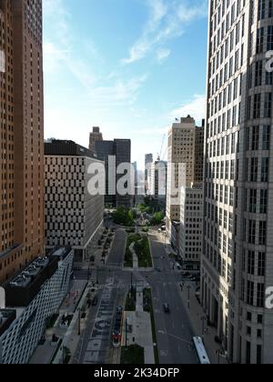 Vue de drone sur les tours du gratte-ciel de Woodward Avenue dans le centre-ville de Detroit, Michigan, à la lumière du jour Banque D'Images