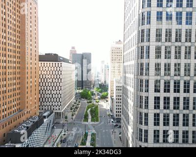 Vue de drone sur les tours du gratte-ciel de One Woodward Avenue dans le centre-ville de Detroit, Michigan, à la lumière du jour Banque D'Images