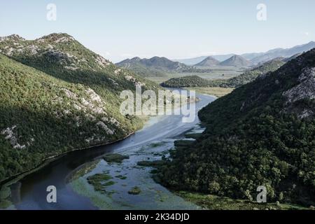 Un affluent du lac Skadar, Skadarsko jezero, également appelé le lac Scutari, le lac Shkodër et le lac Shkodra. Le lac se trouve à la frontière de l'Albanie et du Mont Banque D'Images