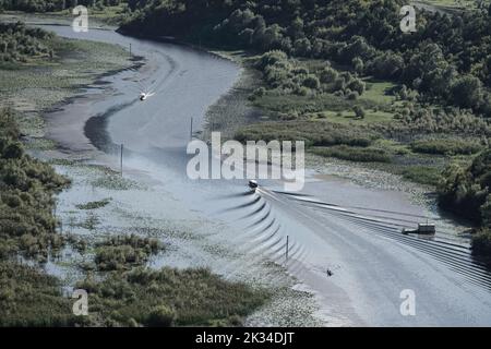 Un affluent du lac Skadar, Skadarsko jezero, également appelé le lac Scutari, le lac Shkodër et le lac Shkodra. Le lac se trouve à la frontière de l'Albanie et du Mont Banque D'Images